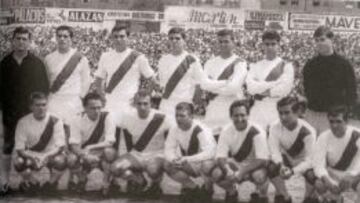 El Rayo celebró el ascenso a Segunda al término de la temporada 1964-65 con un partido contra el Girondins. Aquel día el cuadro vallecano estuvo reforzado con Gento y Puskas (tercero y cuarto de la fila de abajo comenzado por la derecha). El húngaro marcó uno de los dos goles rayistas.
