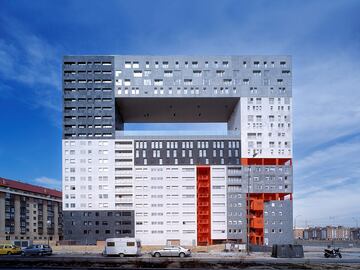 Es de 2005, se conoce popularmente como Edificio Tetris y está en el madrileño barrio de Sanchinarro. Es obra del estudio de arquitectos MVRDV en colaboración con Blanca Lleó.
Tiene 21 plantas y un mirador desde el que se puede observar la sierra de Guadarrama. Representa una manzana de edificios pero de manera vertical de manera que observan diferentes unidades de vivienda que se agrupan en pequeños bloques que se apilan y pegan entre sí, creando una imponente supermanzana comunitaria.