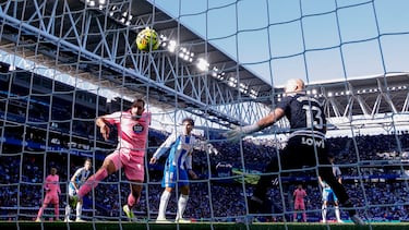 Borja Iglesias, de examen final en su propia academia