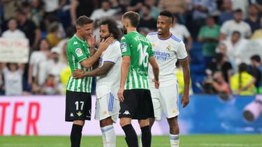 MADRID, SPAIN - MAY 20: Marcelo of Real Madrid embraces Joaquin of Real Betis during the LaLiga Santander match between Real Madrid CF and Real Betis at Estadio Santiago Bernabeu on May 20, 2022 in Madrid, Spain. (Photo by Angel Martinez/Getty Images)