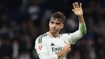 Asencio se señala el escudo tras el derbi contra el Atleti.