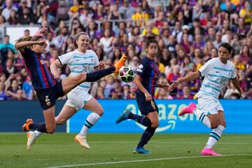 BARCELONA, 27/04/2023.- La defensora del Barcelona Irene Paredes (i) trata de rematar un centro durante el encuentro de vuelta de semifinales de la Liga de Campeones Femenina entre el FC Barcelona y el Chelsea FC en el estadio Spotify Camp Nou, este jueves en Barcelona. EFE/ Alejandro García
