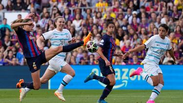 BARCELONA, 27/04/2023.- La defensora del Barcelona Irene Paredes (i) trata de rematar un centro durante el encuentro de vuelta de semifinales de la Liga de Campeones Femenina entre el FC Barcelona y el Chelsea FC en el estadio Spotify Camp Nou, este jueves en Barcelona. EFE/ Alejandro García