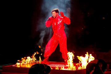 El cantante canario, con su canción 'Quiero arder, rodeado de fuego en el escenario.
