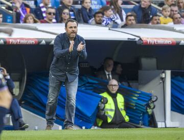 El entrenador del Valladolid Sergio González anima a sus jugadores desde la banda. 