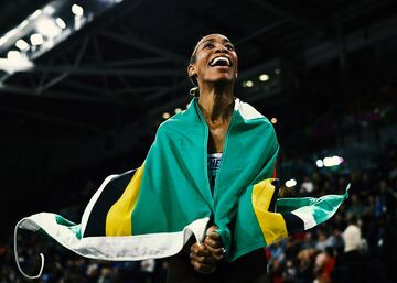 Alegría de Thea LaFond, atleta nacida en Roseau (capital de Dominica), celebra el oro conseguido (15,01).