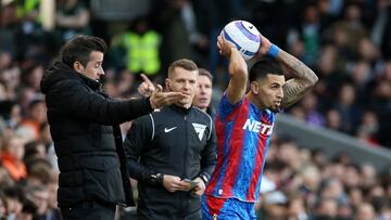 Soccer Football - Premier League - Fulham v Crystal Palace - Craven Cottage, London, Britain - February 22, 2025 Crystal Palace's Daniel Munoz in action as Fulham manager Marco Silva looks on Action Images via Reuters/Cat Goryn EDITORIAL USE ONLY. NO USE WITH UNAUTHORIZED AUDIO, VIDEO, DATA, FIXTURE LISTS, CLUB/LEAGUE LOGOS OR 'LIVE' SERVICES. ONLINE IN-MATCH USE LIMITED TO 120 IMAGES, NO VIDEO EMULATION. NO USE IN BETTING, GAMES OR SINGLE CLUB/LEAGUE/PLAYER PUBLICATIONS. PLEASE CONTACT YOUR ACCOUNT REPRESENTATIVE FOR FURTHER DETAILS..