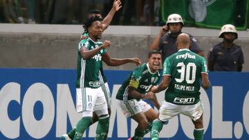 Soccer Football - Copa Libertadores - Brazil's Palmeiras v Uruguay's Penarol - Allianz Parque stadium, Sao Paulo, Brazil - 12/4/17 - Dudu (2nd R) of Palmeiras celebrates with team mates after scoring a goal. REUTERS/Paulo Whitaker