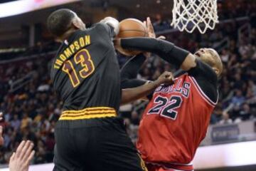 Tristan Thompson y Taj Gibson.