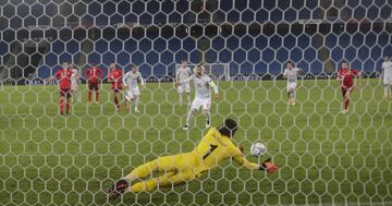 Yann Sommer adivinó y paró el penalti lanzado por Sergio Ramos.