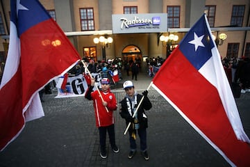 Los jugadores de la Roja recibieron el apoyo de los hinchas en la previa del amistoso ante Suecia.