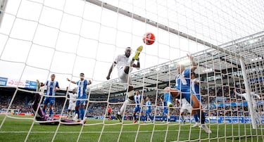 El árbitro Soto Grado anuló el gol de Asencio por falta de Rüdiger al portero del Alavés, Owono. 