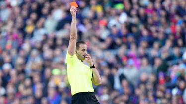 The referee shows red card to Ronald Araujo of FC Barcelona during the La Liga match between FC Barcelona and Valencia CF played at Spotify Camp Nou Stadium on March 05, 2023 in Barcelona, Spain. (Photo by Sergio Ruiz / Pressinphoto / Icon Sport)