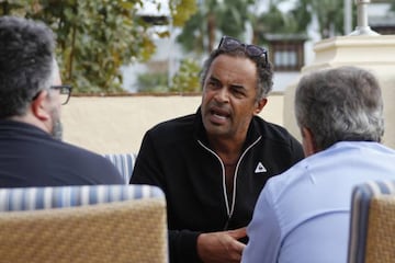 Yannick Noah atiende a los periodistas.