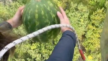 Empleado lanzando una sandía al bosque desde una góndola en la estación de esquí de Kicking Horse