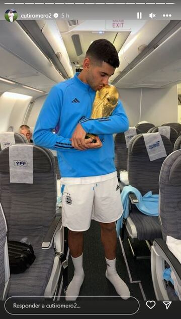 Argentina disfruta de la Copa del Mundo en el avión de vuelta a casa