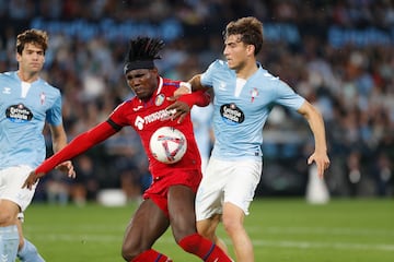 Javi Rodríguez lucha con el nigeriano Christantus Uche durante el partido disputado por el Celta y el Getafe el pasado lunes.
