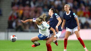 Weir, en una acción con Stanway, en el anterior partido de Escocia, jugado ante Inglaterra.