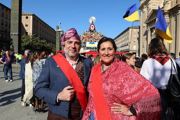 Una pareja vestida con el tradicional traje de maño durante la tradicional ofrenda de flores a la Virgen del Pilar.