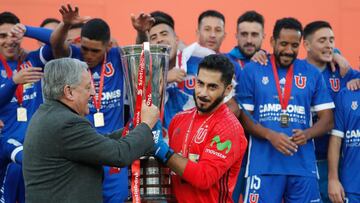 El ex arquero es el jugador con más títulos en la historia de Universidad de Chile, con 13 en total. Además, festejó una vez con Everton y es bicampeón de Copa América con la Roja. Sumó 16 en su carrera.