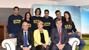 Miguel Angel L&oacute;pez, Brigitte Yag&uuml;e, Tha&iuml;s Enr&iacute;quez, Joel Gonzalez, David Cal y Ruth Beitia posan con la sudadera de la UCAM junto a Juan Hernandez, Noelia Arroyo y Miguel Cardenal.