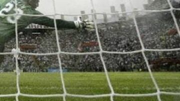 <B>GOL AMARGO</B>. El colombiano Castrillón fue el autor del único tanto del encuentro con el que Colombia dice adiós a la competición.