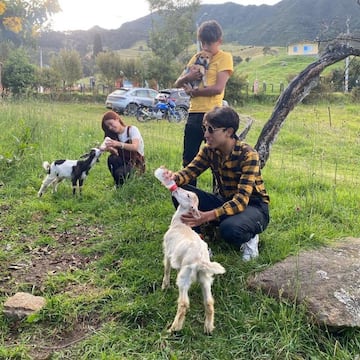 Bernal, junto a su familia y animales.