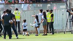¿Será el próximo Matías? El '14' repartió balones junto a su hijo