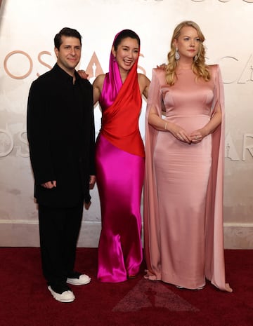 Eric Nyari, Shiori Ito y Hanna Aqvilin posan en la alfombra roja del Dolby Theatre.