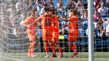 Vigo (Pontevedra), 26/05/2024.- El delantero del Valencia Alberto Mari (i) celebra tras marcar de penalti el segundo gol contra el Celta de Vigo, durante el último partido de LaLiga EA Sports en el estadio Balaídos este domingo. EFE / Salvador Sas
