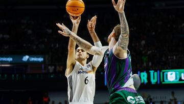 MÁLAGA, 17/06/2025.- El alero del Real Madrid Alberto Abalde (i) lanza a canasta ante Olek Balcerowski, de Unicaja, durante el cuarto partido de semifinales de la Liga Endesa que Unicaja Málaga y Real Madrid disputan este martes en el pabellón José María Martín Carpena. EFE/Jorge Zapata
