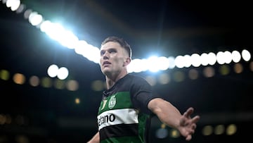 TOPSHOT - Sporting Lisbon's Swedish forward #09 Viktor Gyokeres celebrates scoring his fourth goal during the Portuguese League football match between Sporting CP and CF Estrela da Amadora at the Jose Alvalade stadium in Lisbon, on November 1, 2024. (Photo by Patricia DE MELO MOREIRA / AFP)