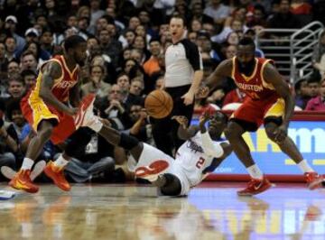 Los Angeles Clippers-Houston Rockets. Darren Collison intenta el pase desde el suelo.