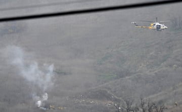 Bomberos en el lugar del accidente aéreo en Calabasas.