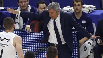 GRAF9509. MADRID, 24/023/2019.- El técnico serbio del FC Barcelona Lassa, Svetislav Pesic, durante el partido de la Liga Endesa correspondiente a la jornada 24 que disputan frente al Real Madrid en el Wizink Center, en Madrid. EFE/JAVIER LIZÓN.