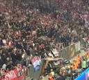 Ultras del Ajax arrancaron y tiraron asientos a sus jugadores