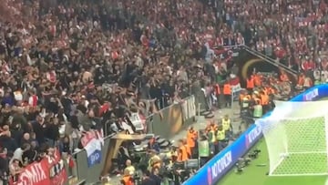 Ultras del Ajax arrancaron y tiraron asientos a sus jugadores