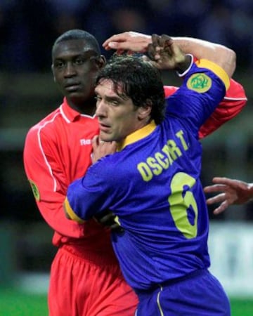 Jugador del Alavés desde 1997 a 1998 y desde 1999 a 2006. Jugó la final de la Copa de la UEFA contra el Liverpool en 2001.