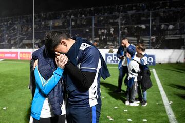 El partido se tuvo que detener a los nueve minutos de juego por graves incidentes tanto dentro como fuera del estadio. Hinchas del Lobo que quedaron afuera se enfrentaron con la policía, que reprimió de manera abrupta.  El humo de los gases lacrimógenos ingresó al estadio