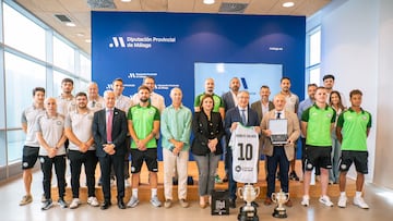 La foto grupal en ese acto, con plantilla, autoridades y obsequios.