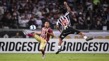 AMDEP1044. BELO HORIZONTE (BRASIL), 25/05/2022.- Allan (d) Atlético disputa un balón con Anderson Plata de Tolima hoy, en un partido de la Copa Libertadores entre Atletico Mineiro y Deportes Tolima en el estadio Mineirao en Belo Horizonte (Brasil). EFE/Yuri Edmundo
