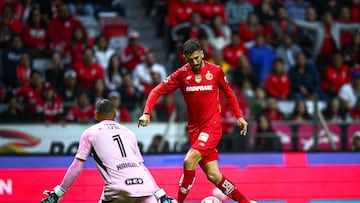 Joao Dias scores his goal 0-1 of Toluca to Nahuel Guzman of Tigres during the 3rd round match between Toluca and Tigres UANL as part of the Liga BBVA MX, Torneo Apertura 2025 at Nemesio Diez Stadium, on July 26, 2025 in Toluca, Estadio de Mexico, Mexico.