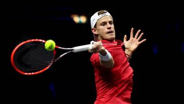 El tenista argentino Diego Schwartzman devuelve una bola durante su partido ante Stefanos Tsitsipas en la Laver Cup.