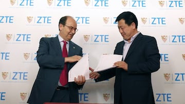 Castro, durante la firma con ZTE.
