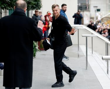 Toni Kroos saluda a los aficionados a la llegada al hotel.
 