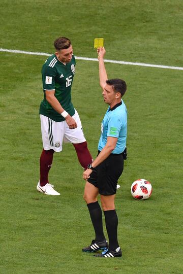 El árbitro saca tarjeta amarilla a Héctor Herrera.
