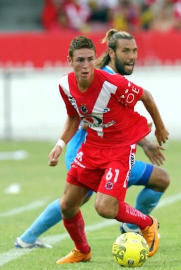 Debutó en primera división con Tiburones Rojos de Veracruz. Descendió en el puerto para posteriormente emigrar por primera vez a Europa.