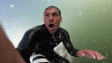 Nic Von Rupp en POV dentro de un tubo en Namibia, en la mejor ola del mundo, abriendo la boca de lo que est&aacute; alucinando y con un traje de surf de Hurley. 