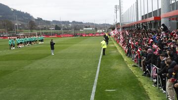 LEZAMA (PAÍS VASCO), 12/03/2025.- Cientos de aficionados han arropado al Athletic de Bilbao tras el último entrenamiento con el que el conjunto rojiblanco ha preparado este miércoles el partido de Liga Europa del jueves ante la Roma en San Mamés. EFE/ Miguel Toña