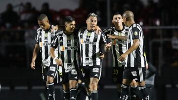 Soccer Football - Brasileiro Championship - Sao Paulo v Atletico Mineiro - Estadio Morumbi, Sao Paulo, Brazil - November 1, 2022 Atletico Mineiro's Eduardo Vargas celebrates scoring their second goal with teammates REUTERS/Carla Carniel
